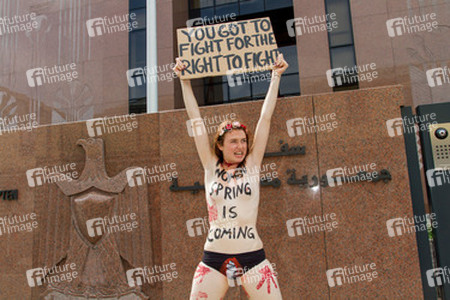 Femen Aktivistinnen demonstrieren vor der Botschaft Ägyptens, Berlin