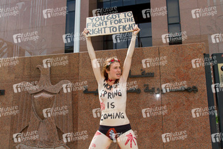 Femen Aktivistinnen demonstrieren vor der Botschaft Ägyptens, Berlin