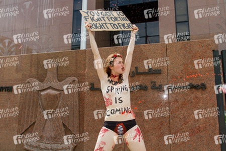 Femen Aktivistinnen demonstrieren vor der Botschaft Ägyptens, Berlin