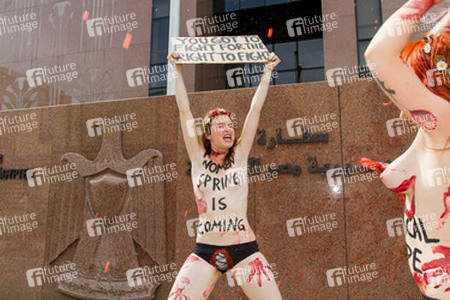 Femen Aktivistinnen demonstrieren vor der Botschaft Ägyptens, Berlin