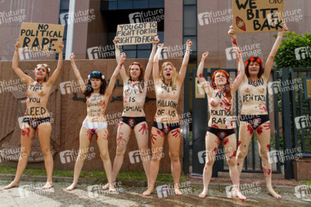 Femen Aktivistinnen demonstrieren vor der Botschaft Ägyptens, Berlin