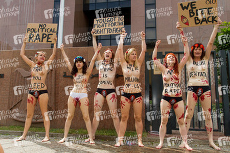 Femen Aktivistinnen demonstrieren vor der Botschaft Ägyptens, Berlin