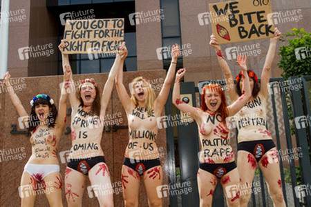 Femen Aktivistinnen demonstrieren vor der Botschaft Ägyptens, Berlin
