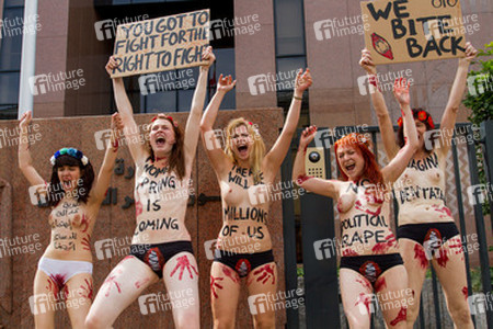 Femen Aktivistinnen demonstrieren vor der Botschaft Ägyptens, Berlin