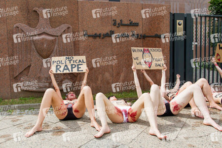 Femen Aktivistinnen demonstrieren vor der Botschaft Ägyptens, Berlin