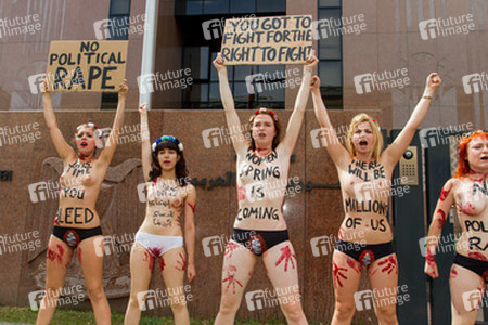 Femen Aktivistinnen demonstrieren vor der Botschaft Ägyptens, Berlin