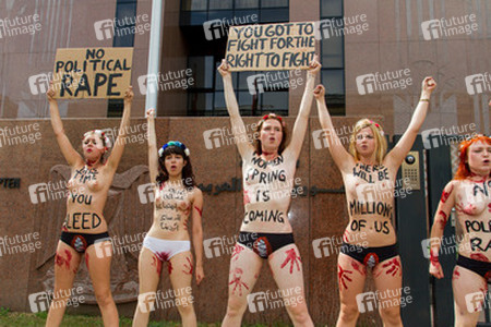 Femen Aktivistinnen demonstrieren vor der Botschaft Ägyptens, Berlin
