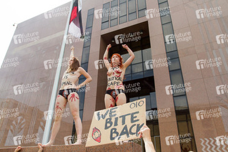 Femen Aktivistinnen demonstrieren vor der Botschaft Ägyptens, Berlin