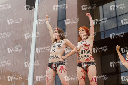 Femen Aktivistinnen demonstrieren vor der Botschaft Ägyptens, Berlin