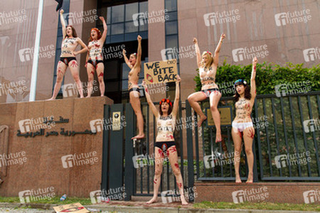 Femen Aktivistinnen demonstrieren vor der Botschaft Ägyptens, Berlin