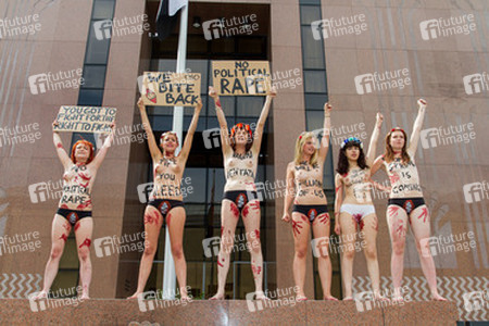 Femen Aktivistinnen demonstrieren vor der Botschaft Ägyptens, Berlin
