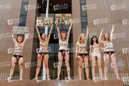 Femen Aktivistinnen demonstrieren vor der Botschaft Ägyptens, Berlin