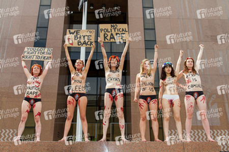 Femen Aktivistinnen demonstrieren vor der Botschaft Ägyptens, Berlin