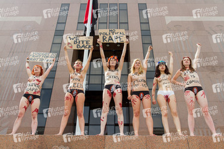 Femen Aktivistinnen demonstrieren vor der Botschaft Ägyptens, Berlin