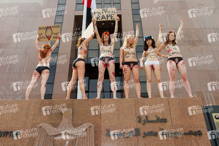 Femen Aktivistinnen demonstrieren vor der Botschaft Ägyptens, Berlin