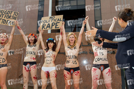 Femen Aktivistinnen demonstrieren vor der Botschaft Ägyptens, Berlin