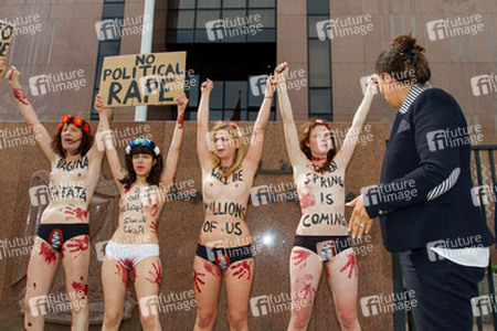 Femen Aktivistinnen demonstrieren vor der Botschaft Ägyptens, Berlin