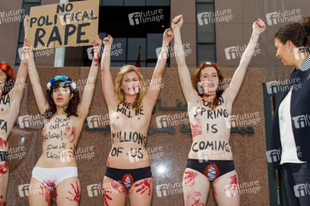 Femen Aktivistinnen demonstrieren vor der Botschaft Ägyptens, Berlin