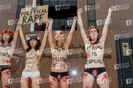 Femen Aktivistinnen demonstrieren vor der Botschaft Ägyptens, Berlin