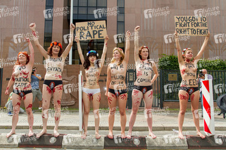 Femen Aktivistinnen demonstrieren vor der Botschaft Ägyptens, Berlin