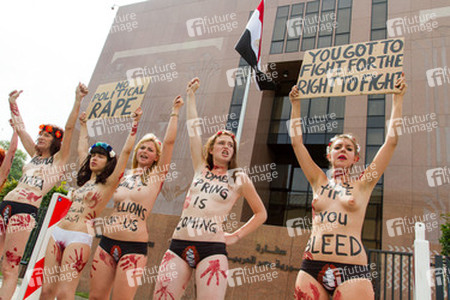 Femen Aktivistinnen demonstrieren vor der Botschaft Ägyptens, Berlin