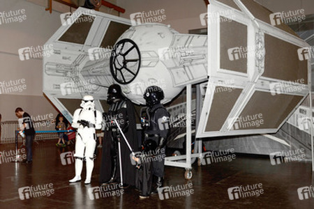 Star Wars Fans - Stormtrooper, Darth Vader und Pilot vor TIE-Fighter