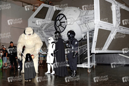 Star Wars Fans - Wampa, Stormtrooper, Darth Vader und Pilot vor TIE-Fighter