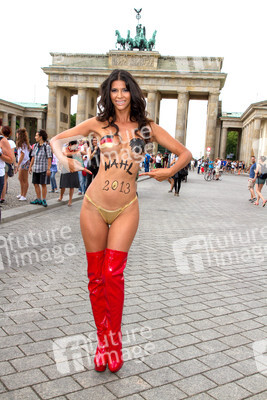 Micaela Schäfer Photocall zur Bundestagswahl, Berlin