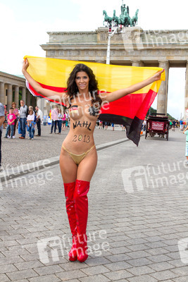 Micaela Schäfer Photocall zur Bundestagswahl, Berlin