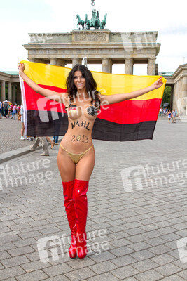 Micaela Schäfer Photocall zur Bundestagswahl, Berlin