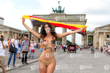 Micaela Schäfer Photocall zur Bundestagswahl, Berlin
