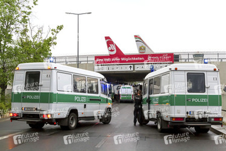 Abschiebungsgegner blockieren Zufahrt zum Flughafen Tegel, Berlin