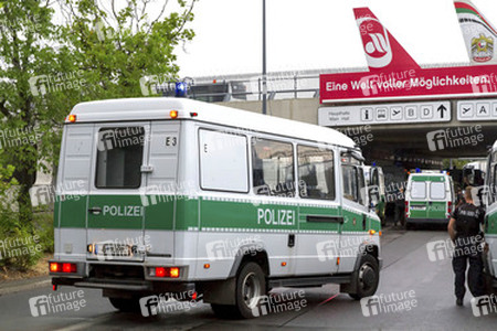 Abschiebungsgegner blockieren Zufahrt zum Flughafen Tegel, Berlin