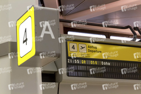 Abschiebungsgegner blockieren Zufahrt zum Flughafen Tegel, Berlin