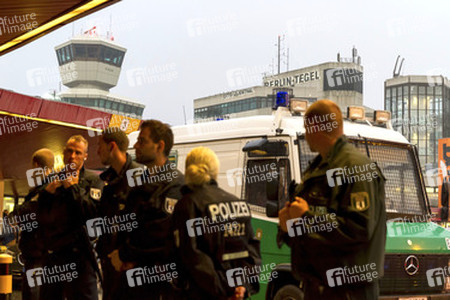 Abschiebungsgegner blockieren Zufahrt zum Flughafen Tegel, Berlin