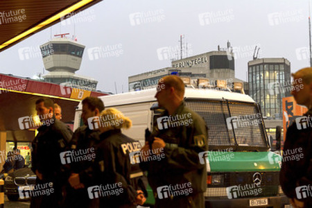 Abschiebungsgegner blockieren Zufahrt zum Flughafen Tegel, Berlin