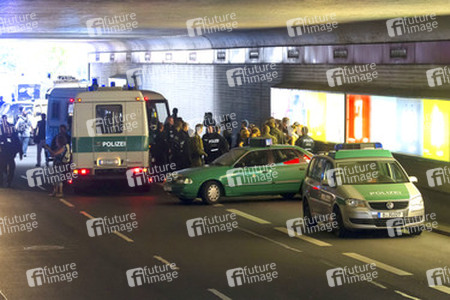 Abschiebungsgegner blockieren Zufahrt zum Flughafen Tegel, Berlin