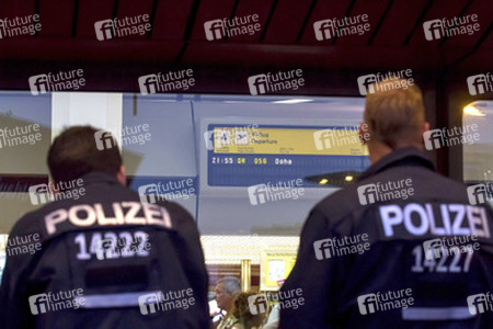 Abschiebungsgegner blockieren Zufahrt zum Flughafen Tegel, Berlin