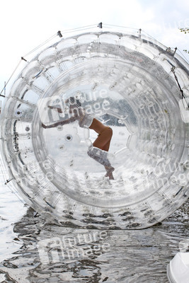 Michaela Schäfer testet den OceanWalker, Hamburg