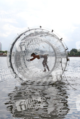 Michaela Schäfer testet den OceanWalker, Hamburg