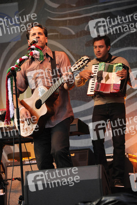 Joey Burns, Sergio Mendoza (Calexico)