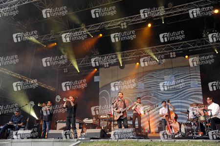 Jairo Zavala, Jacob Valenzuela, Martin Wenk, Joey Burns, Sergio Mendoza, Ryan Alfred, John Convertino (Calexico)