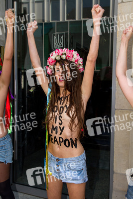 Femen-Aktivistinnen protestieren vor der ukranischen Botschaft, Berlin