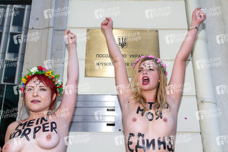 Femen-Aktivistinnen protestieren vor der ukranischen Botschaft, Berlin