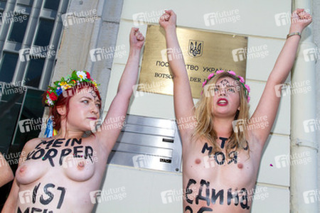Femen-Aktivistinnen protestieren vor der ukranischen Botschaft, Berlin