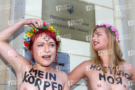Femen-Aktivistinnen protestieren vor der ukranischen Botschaft, Berlin