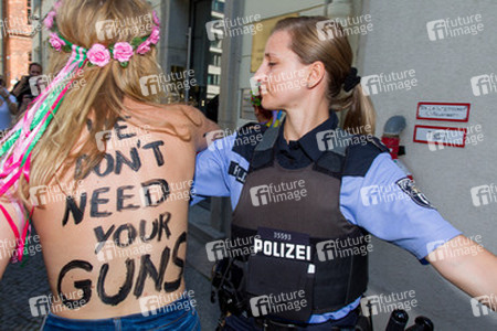 Femen-Aktivistinnen protestieren vor der ukranischen Botschaft, Berlin