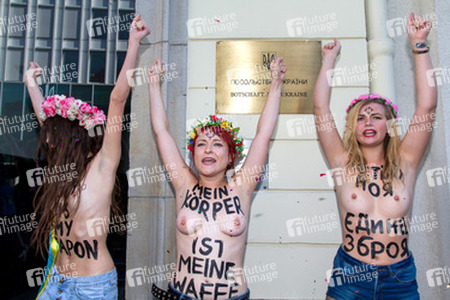 Femen-Aktivistinnen protestieren vor der ukranischen Botschaft, Berlin
