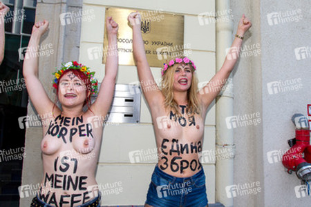 Femen-Aktivistinnen protestieren vor der ukranischen Botschaft, Berlin