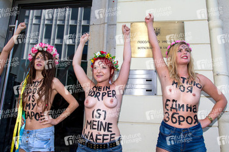 Femen-Aktivistinnen protestieren vor der ukranischen Botschaft, Berlin